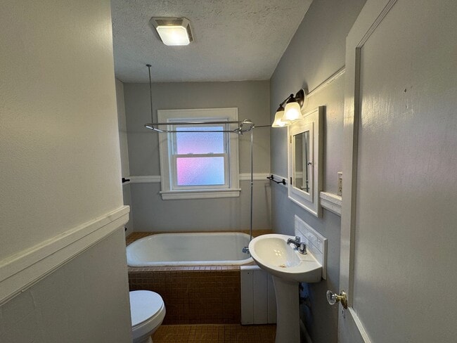 Building Photo - West AVL - Two Bedroom Bungalow Just off H...