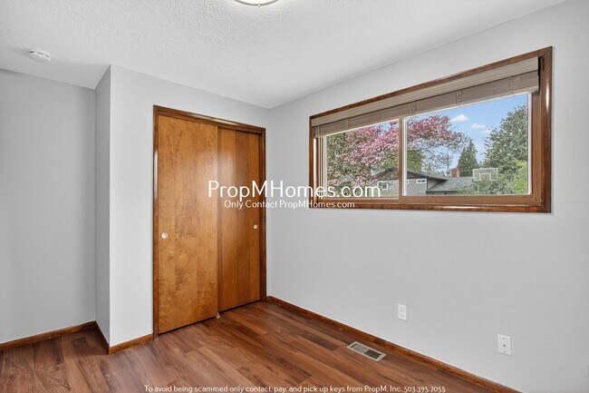 Building Photo - Updated Three Bedroom Home in Oregon City!