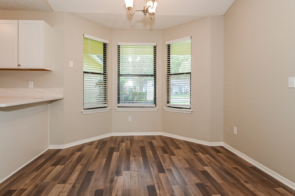 Building Photo - 1290 Bee St N