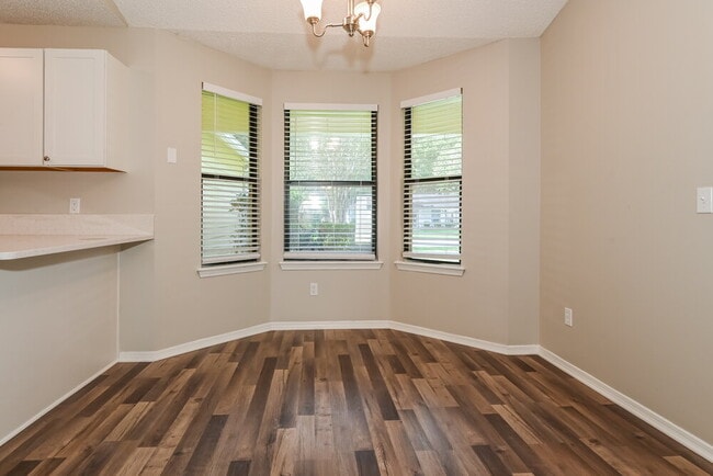 Building Photo - 1290 Bee St N