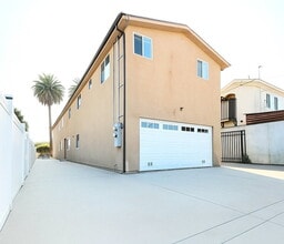 Building Photo - 829 E 74th St