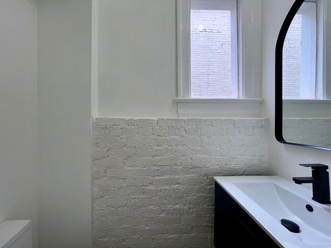 Building Photo - 1742 L St NE