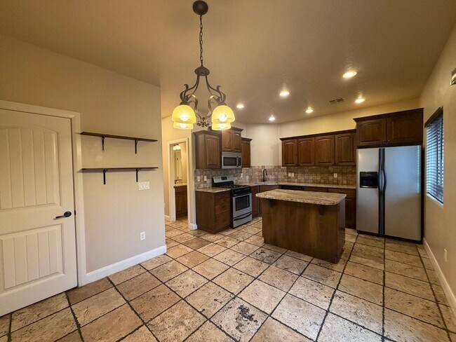 Building Photo - CHARMING TOWNHOME FOR RENT IN ST. GEORGE!