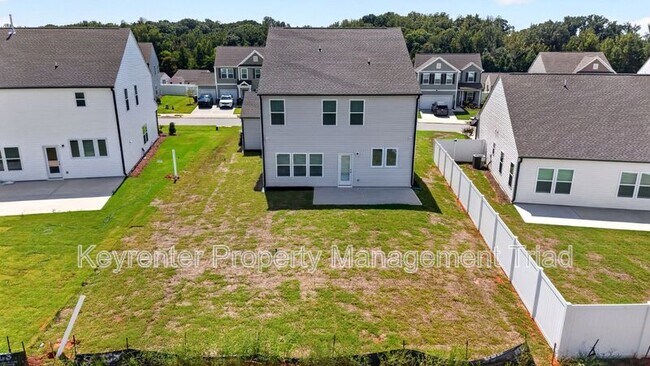 Building Photo - 3012 Highlander Pt