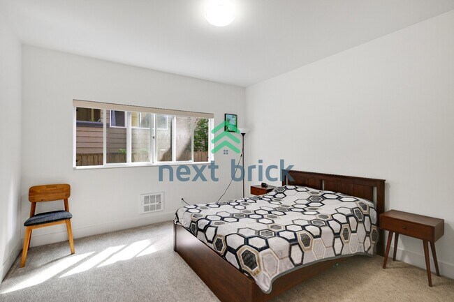 Building Photo - "Spacious 4-Bedroom Seattle Home with 3 Full Baths and 2,420 Sq. Ft. of Comfort!"