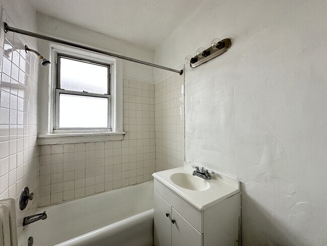 Building Photo - 716 W Belmont