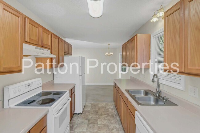 Building Photo - Summer Place Home