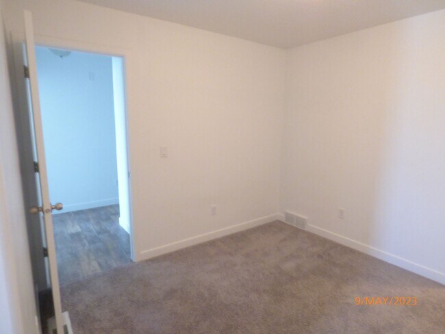 Building Photo - Upgraded 3 Bed 2.5 Bath Townhome in Herriman