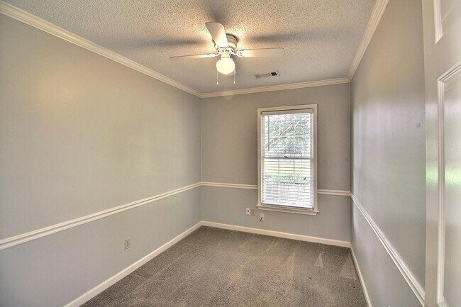 Building Photo - 383 E Valleywood Dr