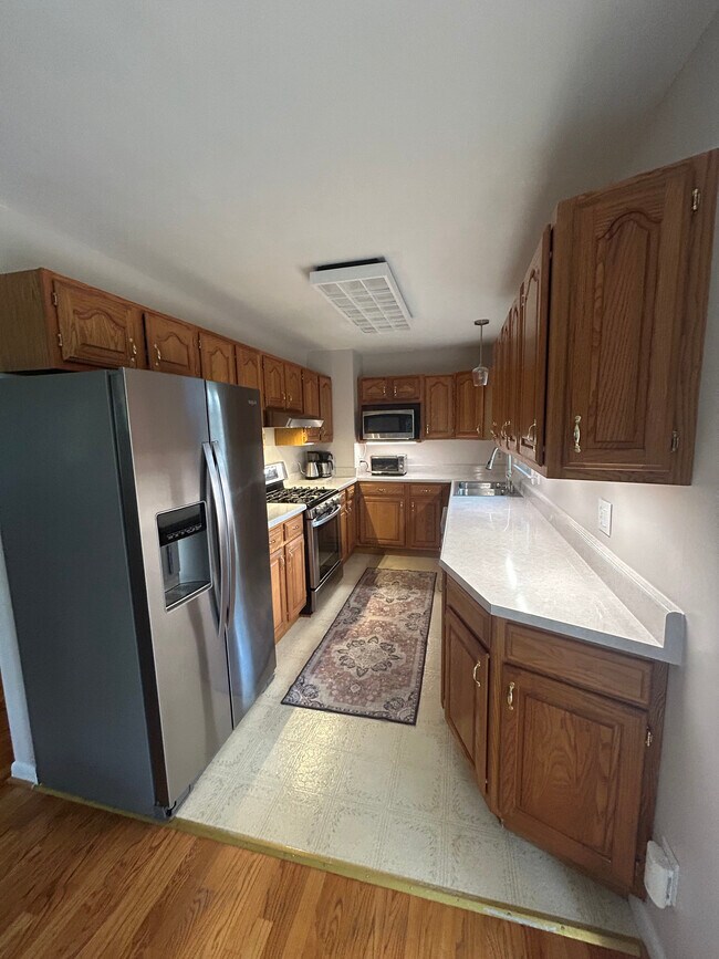 Building Photo - 44 Maple Ave