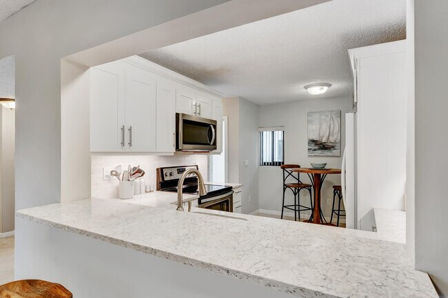 Building Photo - 30 Pelican Pointe Dr