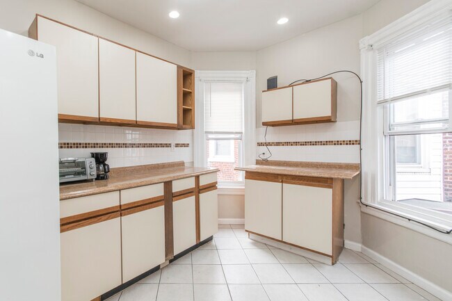 Building Photo - 917 W Duncannon Ave