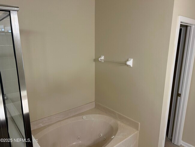 Building Photo - 1425 Laurel Oak Dr