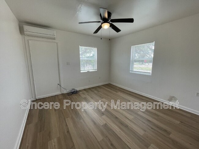 Building Photo - 2023 NW 40th St