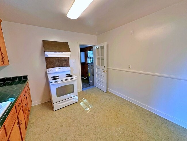 Building Photo - Cottage Rancher on Private Drive