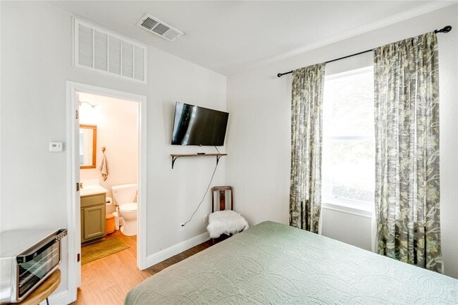 Building Photo - 1802 Village Oak Ct