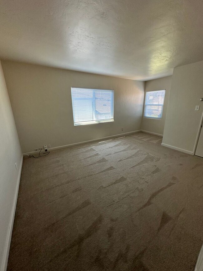 Building Photo - 2 bed/1 bath with garage