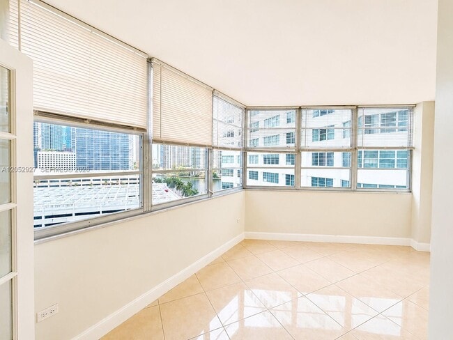 Building Photo - 825 Brickell Bay Dr