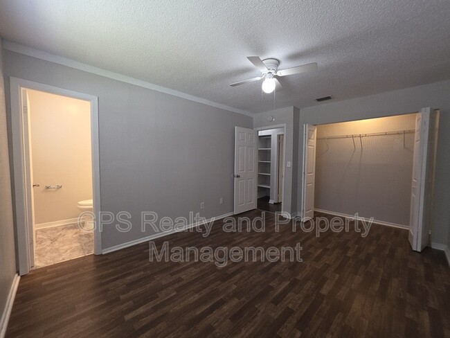 Building Photo - 843 Grove Ave