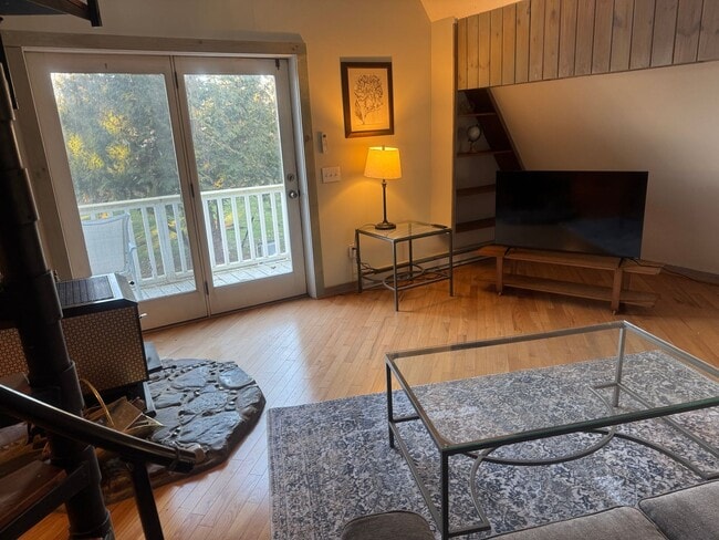 Building Photo - Renovated Spectacular Lakefront Carriage H...