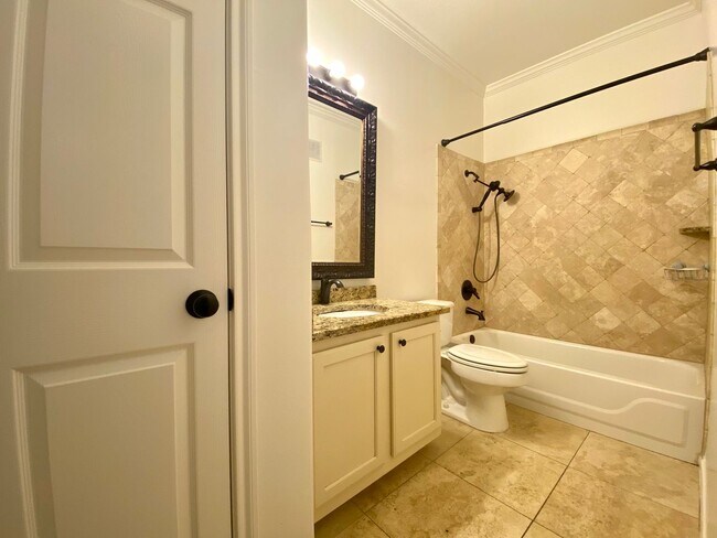 Building Photo - 3 Bedroom Townhouse Condo-North Austin!