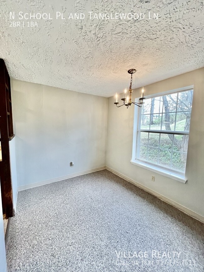 Building Photo - Top Floor! Roomy 2-Bed with A/C & Off-Stre...