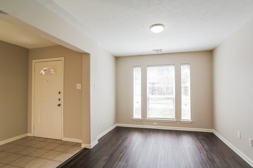 Building Photo - 3230 Candlepine Dr