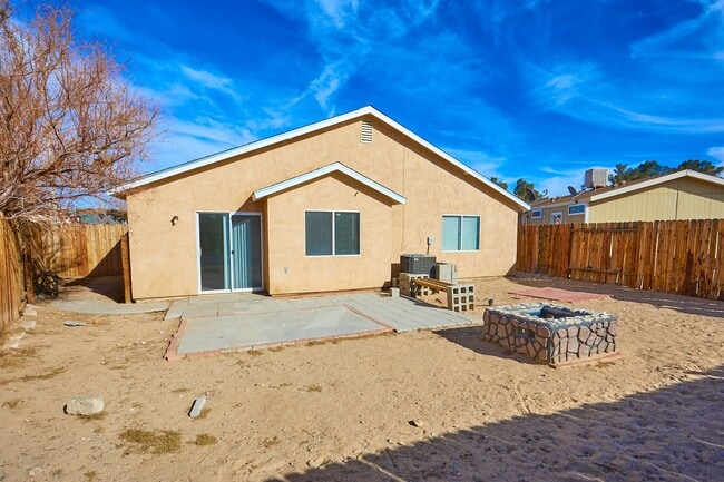 Building Photo - 3 BEDROOM BARSTOW HOME