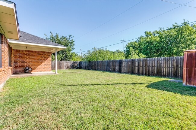 Building Photo - 215 Meadowbrook Ln
