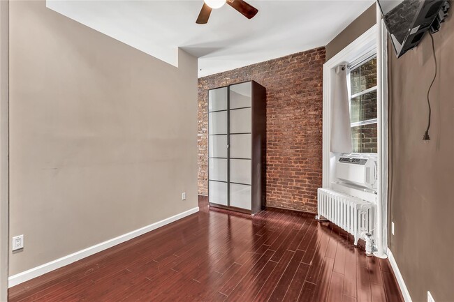 Building Photo - 324 E 50th St