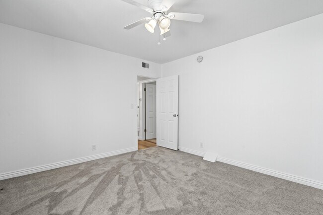 Building Photo - 400 18th Pl