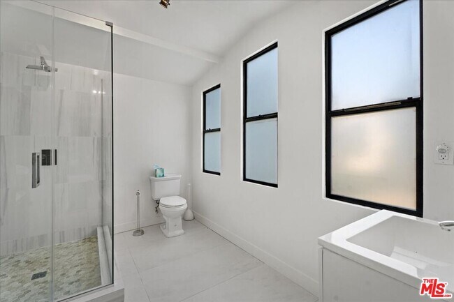 Building Photo - 459 Kings Rd
