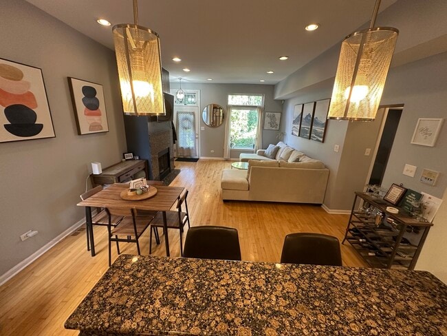 Building Photo - 957 W Montana St