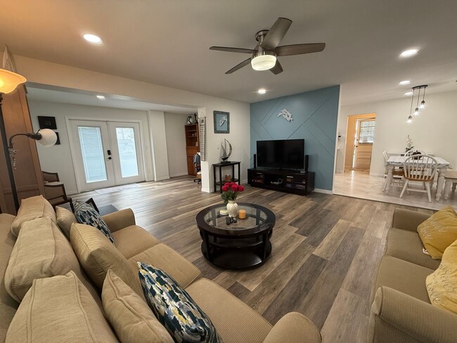 Building Photo - Updated 2 Bedroom 2 Bathroom House Available Mid-January