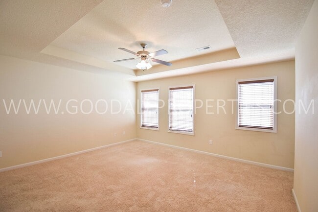 Building Photo - Check out this Beautiful 2 Bedroom, 2.5 Bath end unit Townhome in West Des Moines