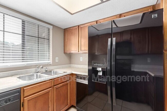 Building Photo - 700 E Mesquite Cir