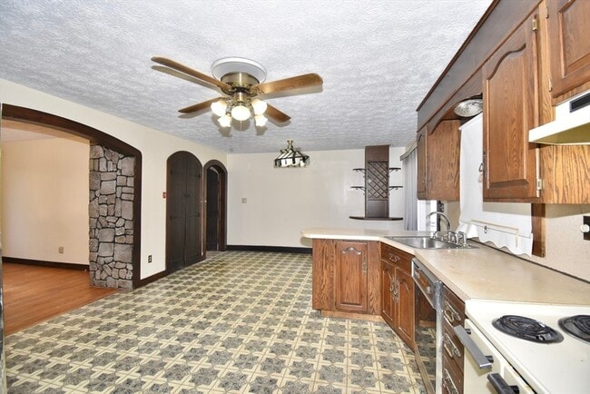 Building Photo - 582 Springfield St