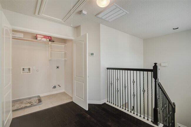 Building Photo - 5417 Lillian St