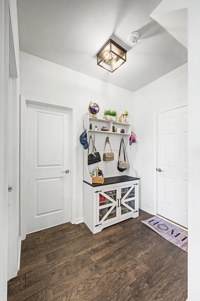 Building Photo - 2784 Nottingham Dr