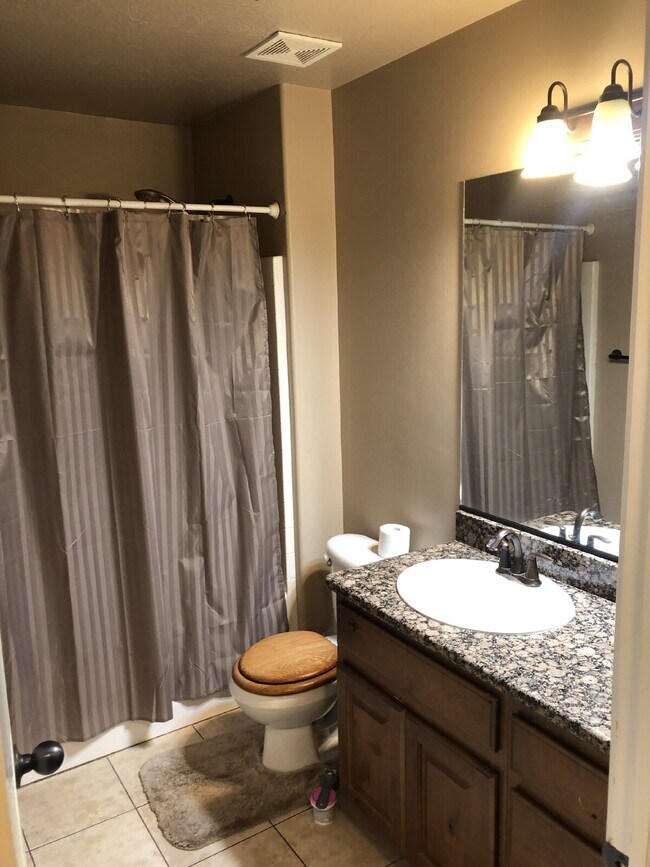 Building Photo - "Spacious 3-Bedroom Townhouse Retreat with 2.5 Baths in the Heart of Washington, UT!"