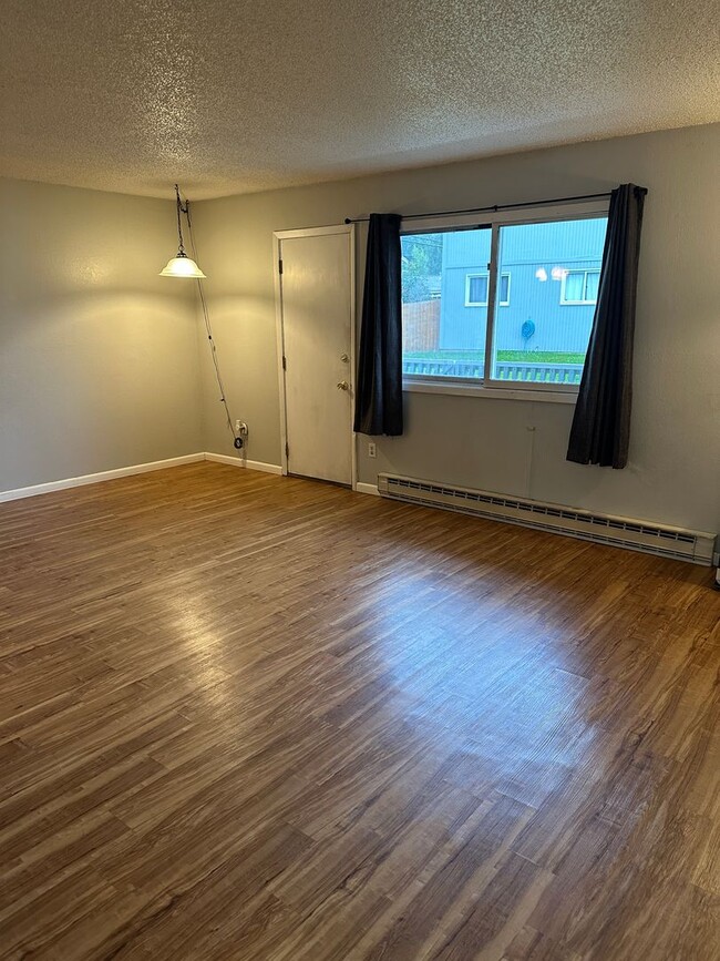 Building Photo - 1 BR/1 B near shopping center, UMED, and the Military base JBER.