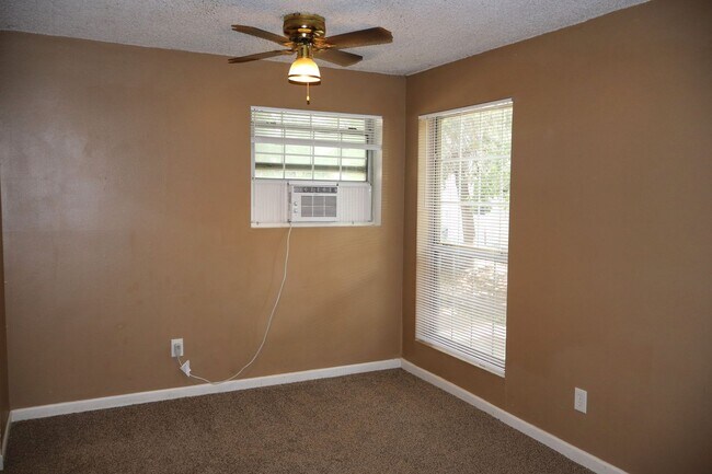 Building Photo - Charming Ground-Level Apartment in the Heart of Fort Collins