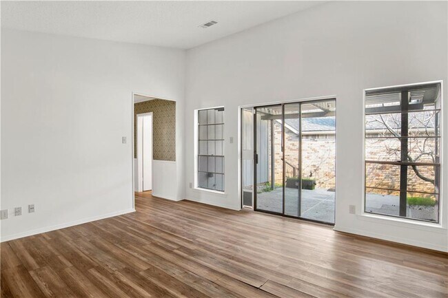 Building Photo - 6071 Highland Cir N