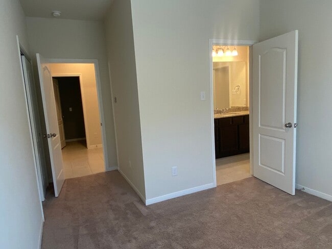 Building Photo - 4 BEDROOM, SHORT TERM LEASE AVAILABLE