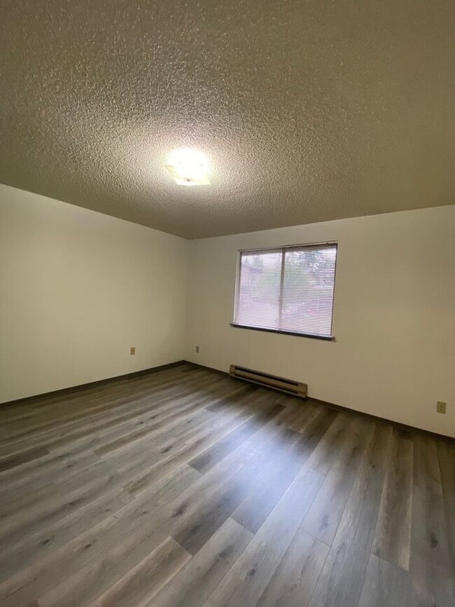 Building Photo - Updated Two Bedroom unit off Orchard Street, In Tacoma!