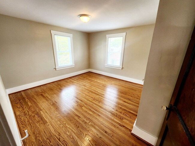 Building Photo - 3 Bed/2 Bath House Located in Suncrest Lawncare included - Available NOW