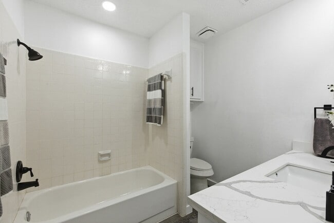 Building Photo - 2906 Colonial Dr