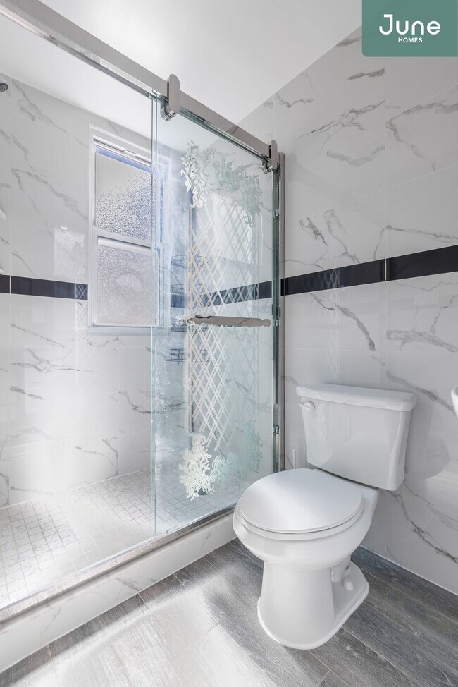 Building Photo - Queen room in 4-bed/2.0-bath Home