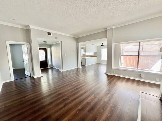 Building Photo - *MOVE IN SPECIAL* Charming 3BR Home Near Randolph AFB with Fireplace & Covered Patio!