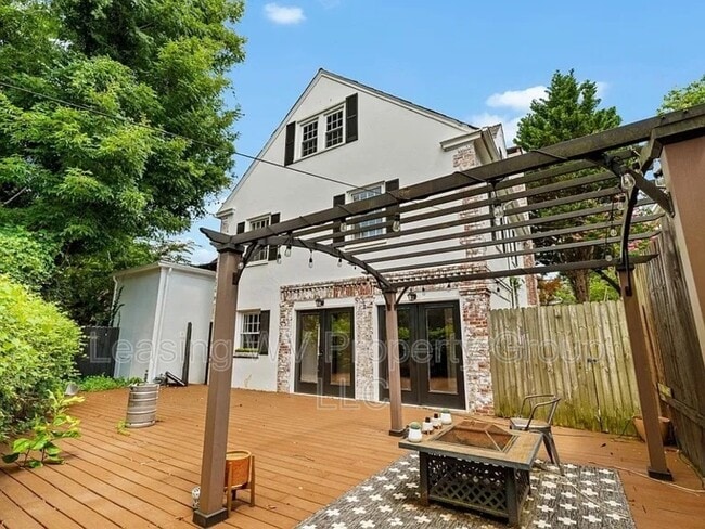 Building Photo - 887 Poplar Rd